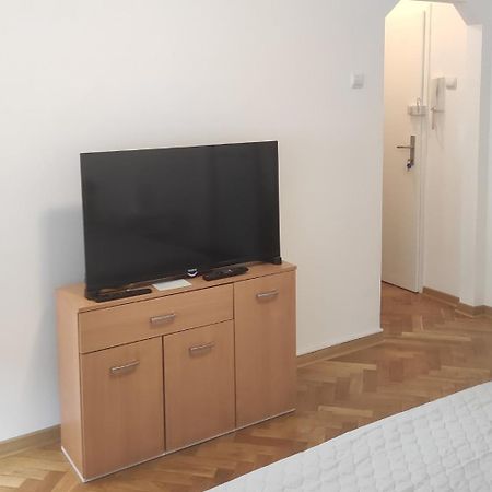Apartman Nicolas Belgrado Esterno foto