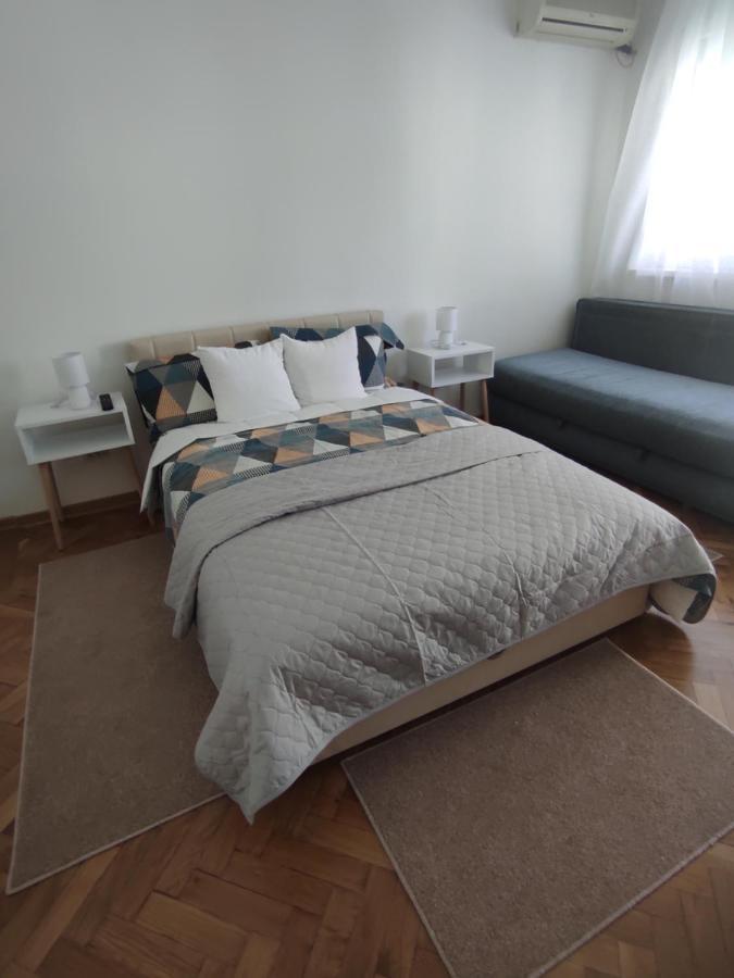 Apartman Nicolas Belgrado Esterno foto
